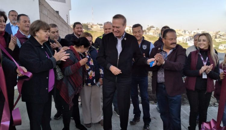 Arturo González Cruz, entrega obra de pavimentación