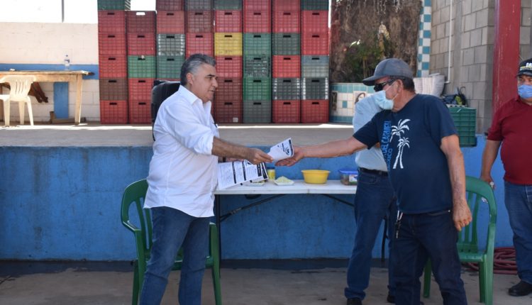 Alejandro Ruiz Uribe con pescadores del Mar de Cortes 4
