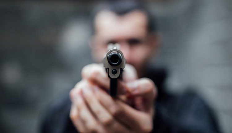 Armas, policía, lesionados