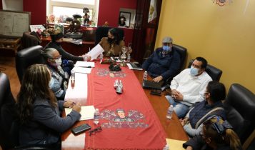 Playas de Rosarito.- La Presidente Municipal, Araceli Brown Figueredo, encabezó una reunión con residentes de las colonias Lomas de Coronado, Ejido Mazatlán y otras comunidades, donde recibieron información sobre la forma en que pueden realizar los trámites que les permitan regularizar sus terrenos y obtener los títulos de propiedad ante las oficinas del Registro Agrario Nacional. En la reunión, realizada en la oficina de Presidencia en la Casa Municipal, Brown Figueredo fue acompañada por Víctor Ornelas, representante del Registro Agrario Nacional; además del titular de la Secretaría de Desarrollo y Servicios Urbanos (SDSU) del VIII Ayuntamiento, Maestro Enrique Díaz Pérez. El propósito de esta y otras sesiones que se van a realizar, señaló la Presidente Municipal, es que los residentes de comunidades que aún no cuentan con sus títulos, puedan conocer los lugares a dónde acudir; así como los procedimientos, requisitos y documentos que requieren para que finalmente cuenten con la certeza jurídica de su patrimonio familiar. * CATEGORIA: Playas de Rosarito