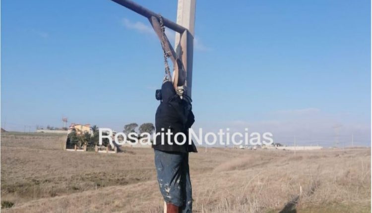 Persona colgada, muñeco, elementos policiacos