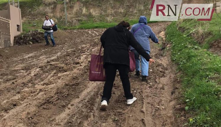 Entre lodo caminan vecinos de la Ampliación Plan Libertador