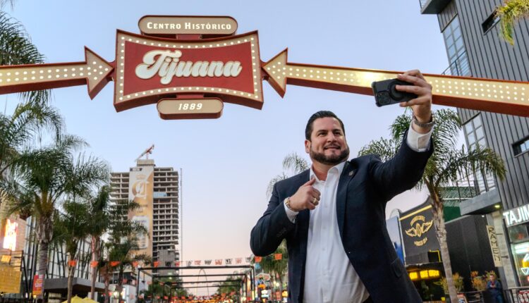 Devela Alcalde Ismael burgueño umbral en la avenida Revolución