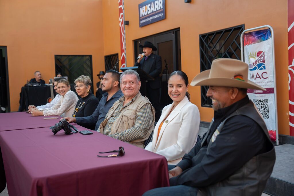 #Rosarito Desde el ruedo hasta el duelo, la muestra de Roberto Córdova captura la esencia de los vaqueros de Baja California. Un tributo visual con alma y raíz. La exposición reúne tres décadas de trabajo fotográfico y estará disponible en el IMAC de Puerto Nuevo durante dos meses. Una experiencia para honrar la identidad local.