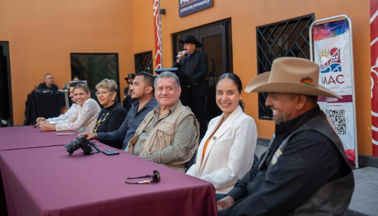 #Rosarito Desde el ruedo hasta el duelo, la muestra de Roberto Córdova captura la esencia de los vaqueros de Baja California. Un tributo visual con alma y raíz. La exposición reúne tres décadas de trabajo fotográfico y estará disponible en el IMAC de Puerto Nuevo durante dos meses. Una experiencia para honrar la identidad local.