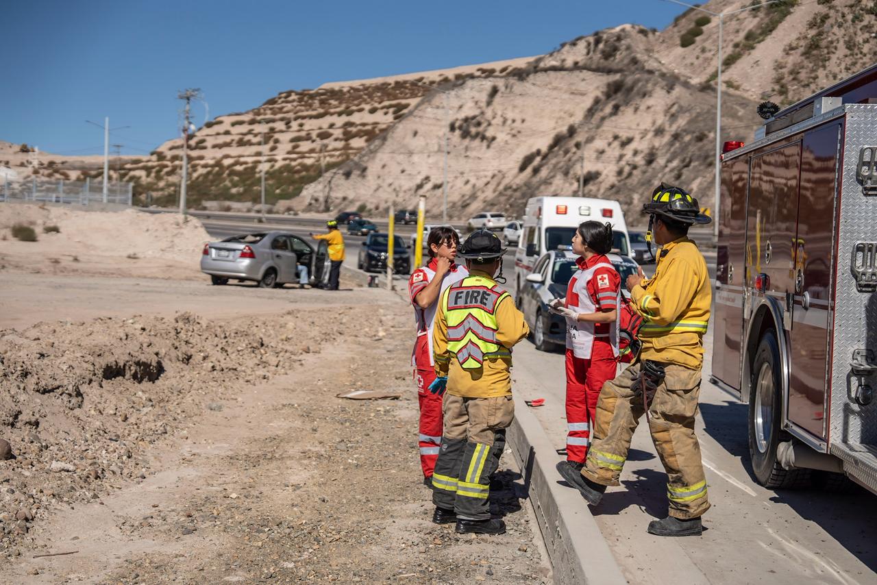 Accidente deja volcadura en carretera hacia Rosarito - Noticias Rosarito