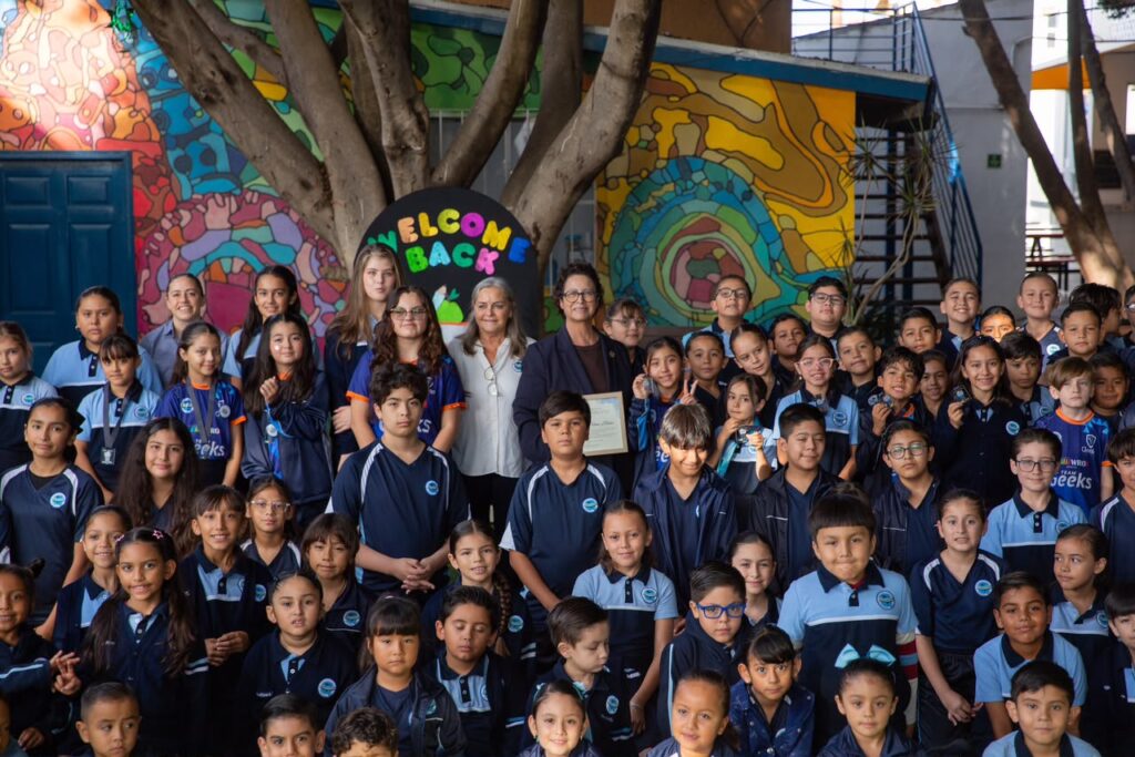 Alumnos de robótica del Instituto de las Américas Bilingüe junto a autoridades de Playas de Rosarito