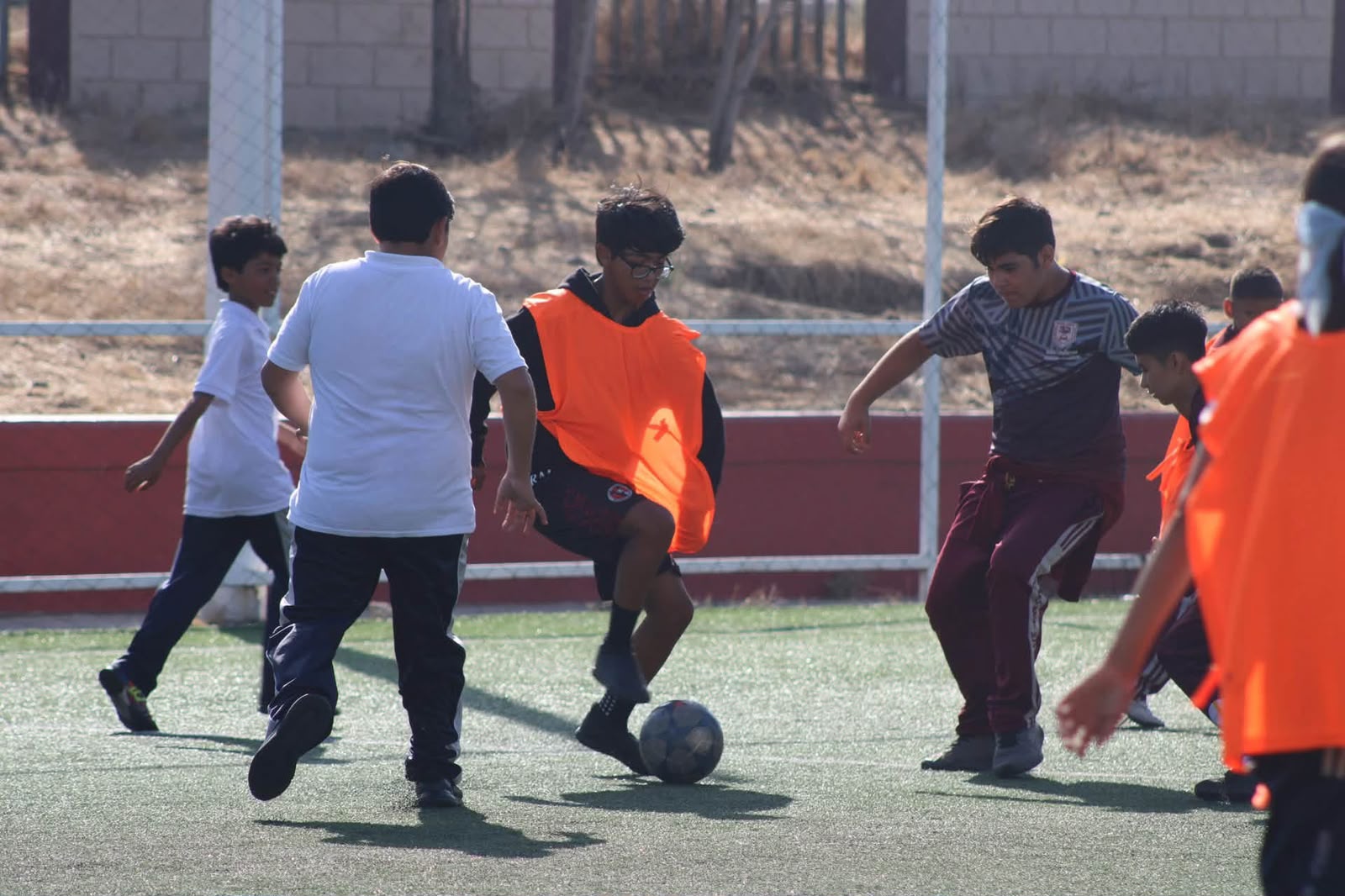 Niñas y niños realizando activación física durante el CTE Deportivo en Playas de Rosarito