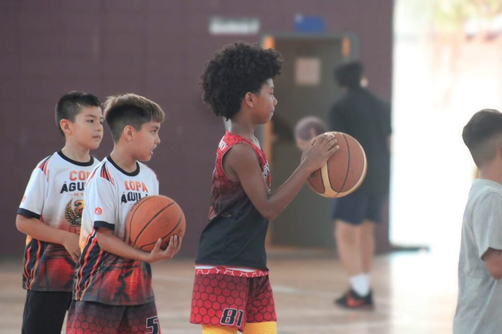 Participantes durante las dinámicas de grupo de la Clase Nacional de Baloncesto en Rosarito.