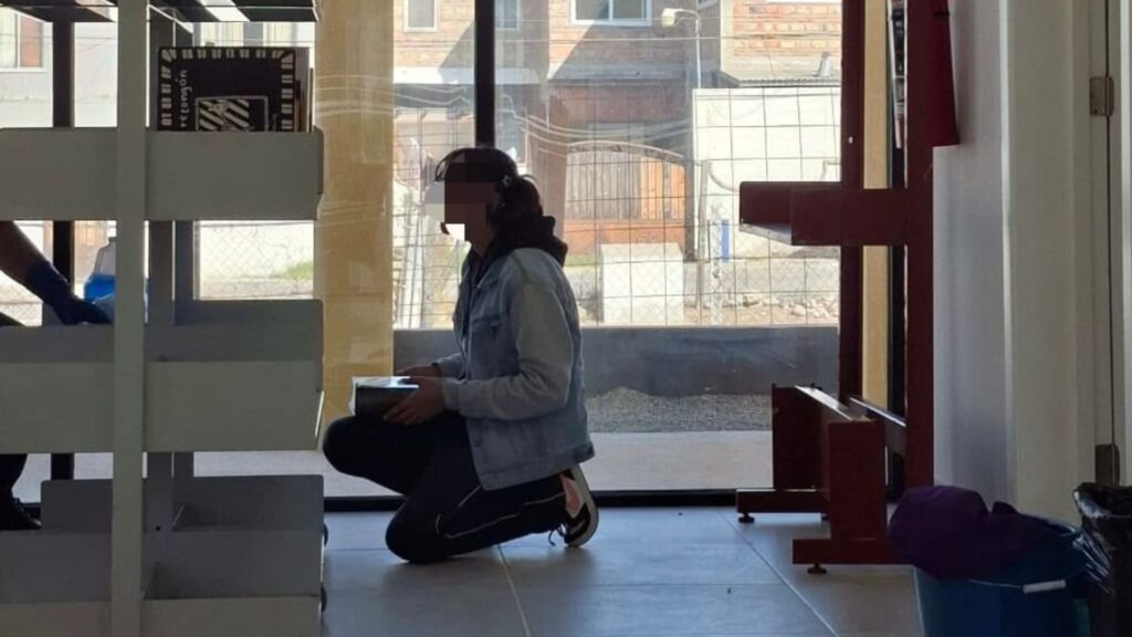 Usuarios consultando libros y haciendo uso de las áreas de lectura dentro de la biblioteca municipal.