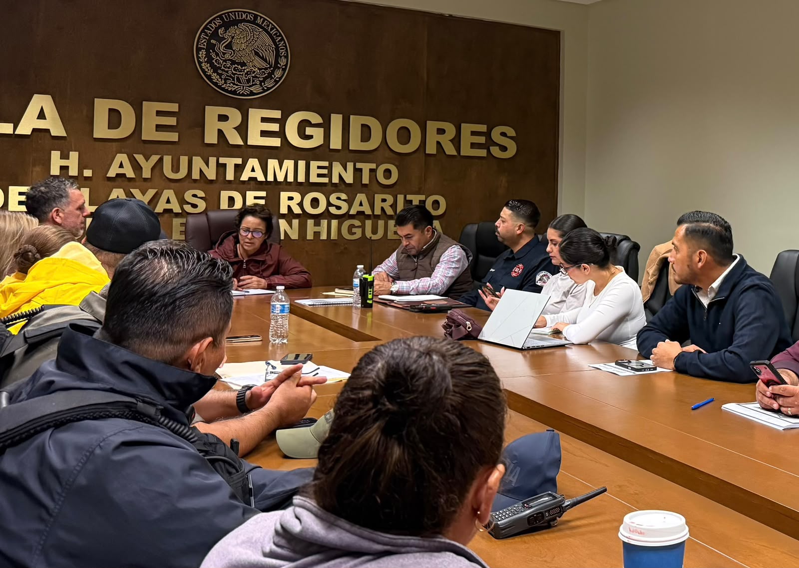 La presidenta municipal Rocío Adame Muñoz durante la reunión operativa por alerta climática. / Cortesía Ayuntamiento de Playas de Rosarito