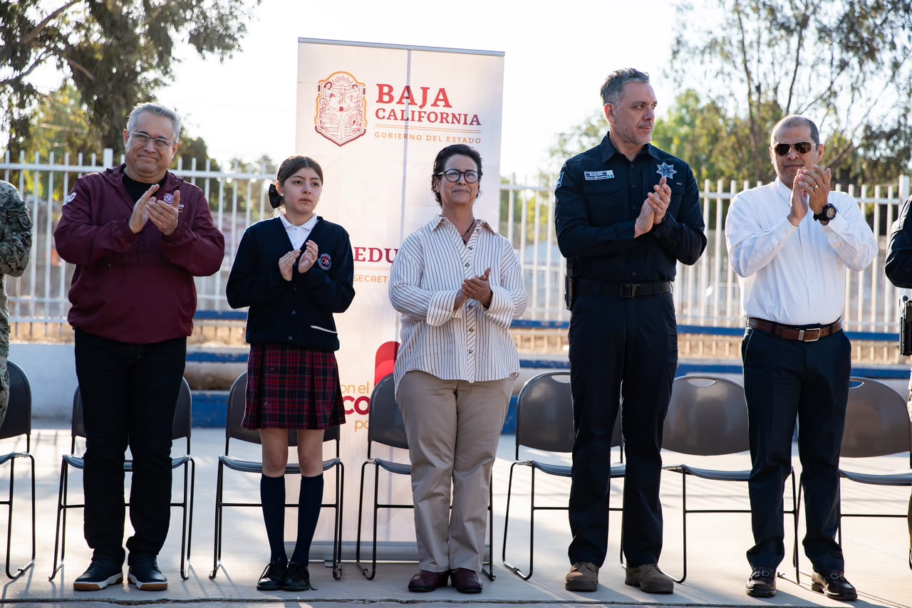Autoridades municipales y educativas realizan reunión de seguridad en el plantel escolar.