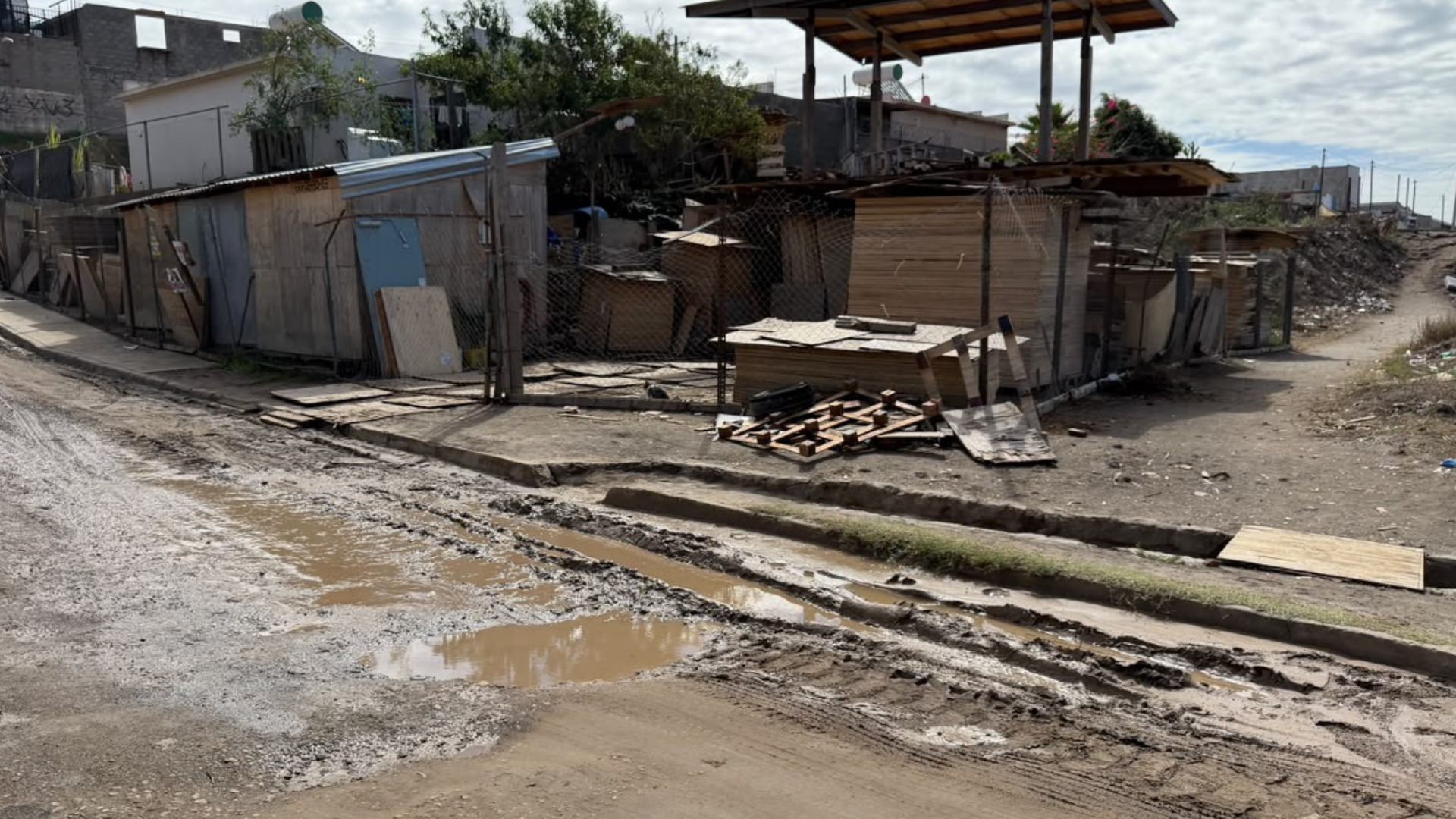 Daños en el terreno tras el paso de la tormenta Rachel en Villa Bonita. / Foto: Rosarito Noticias