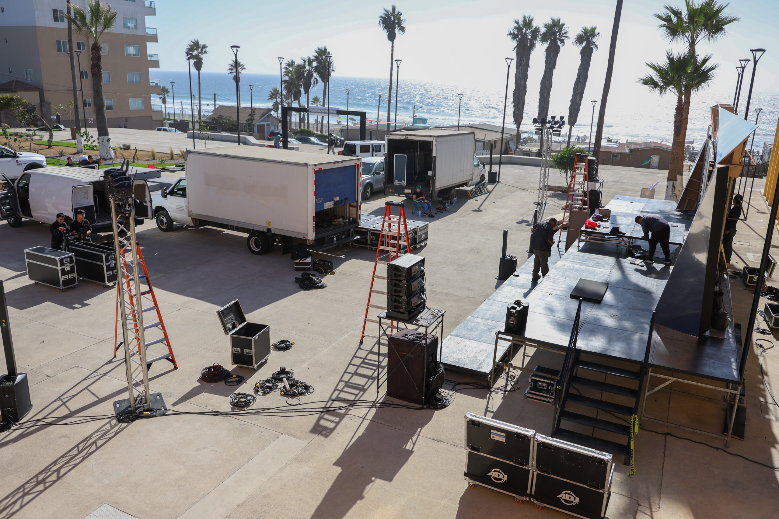 Montaje de escenario para el Segundo Informe de Rocío Adame en Parque Abelardo L Rodríguez de Playas de Rosarito
