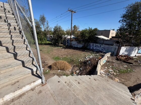 Puente peatonal sobre la autopista Esc&eacute;nica sin malla de protecci&oacute;n entre colonias Constituci&oacute;n y Machado Sur en Playas de Rosarito