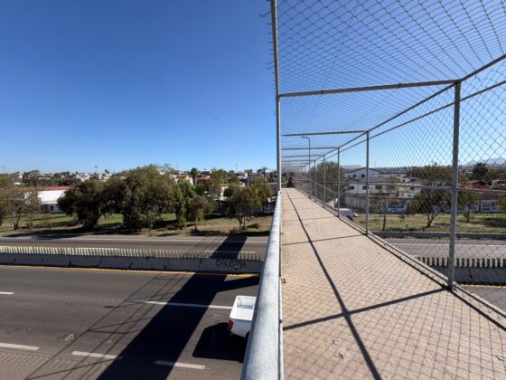 Puente peatonal sobre la autopista Esc&eacute;nica sin malla de protecci&oacute;n entre colonias Constituci&oacute;n y Machado Sur en Playas de Rosarito