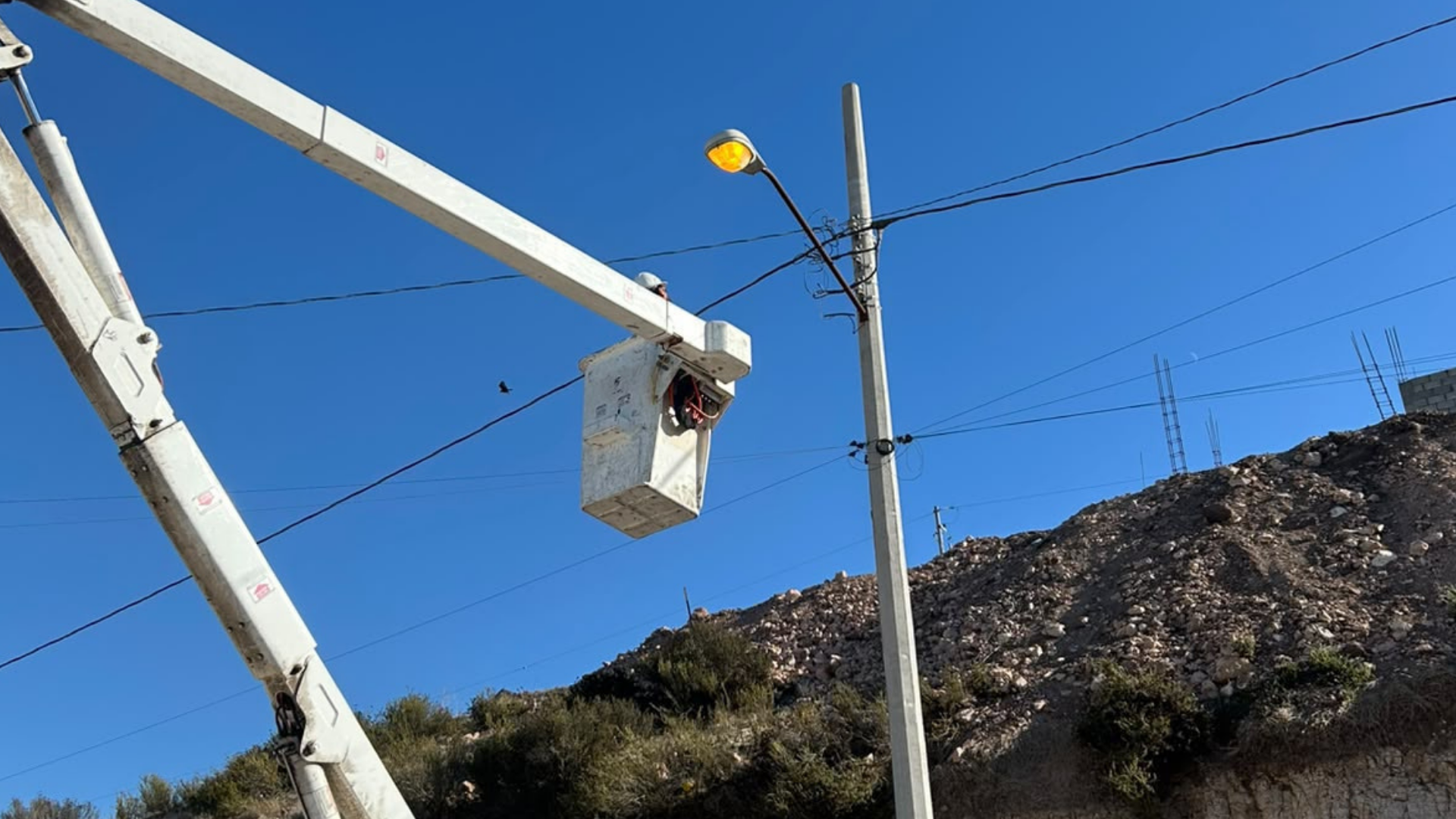 Cuadrilla de Servicios Urbanos reparando luminaria en Plan Libertador, Playas de Rosarito. Fuente: Cortesía Ayuntamiento de Playas de Rosarito