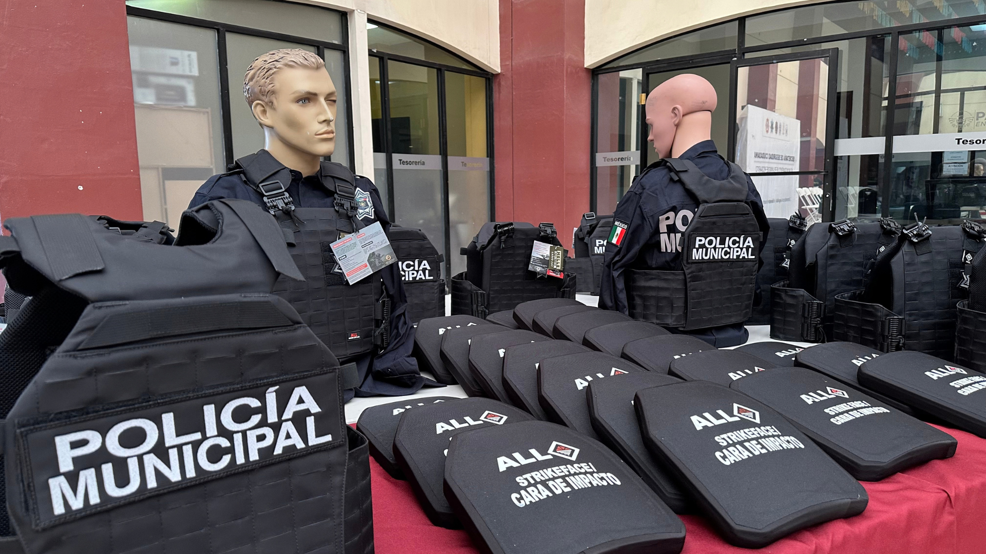 Además del equipo de protección personal, la alcaldesa destacó que se requiere continuar con el balizamiento adecuado de patrullas y la dotación de cámaras corporales para todos los agentes./ rosaritonoticias.com