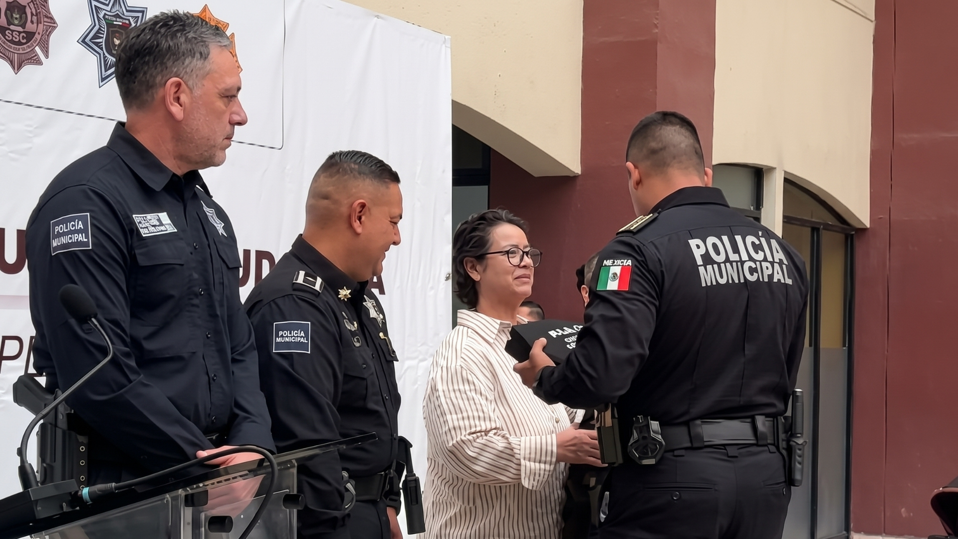 La alcaldesa Rocío Adame Muñoz encabeza la entrega de equipamiento de protección a la corporación policial. Foto: Cortesía / rosaritonoticias.com