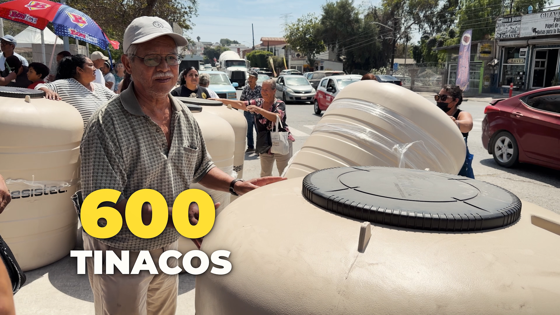 "Entrega de apoyos sociales y tinacos a residentes en la delegación Primo Tapia de Playas de Rosarito". / Fuente: Cortesía