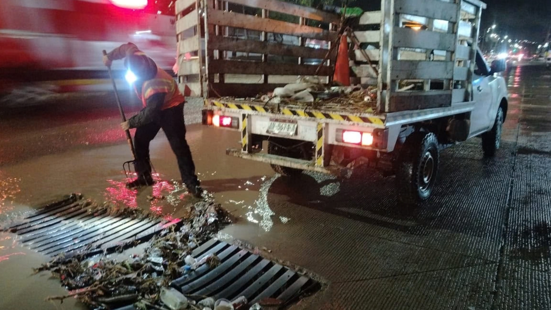 Cuadrillas municipales realizando limpieza pluvial en Playas de Rosarito. / Fuente: 10º Ayuntamiento de Playas de Rosarito
